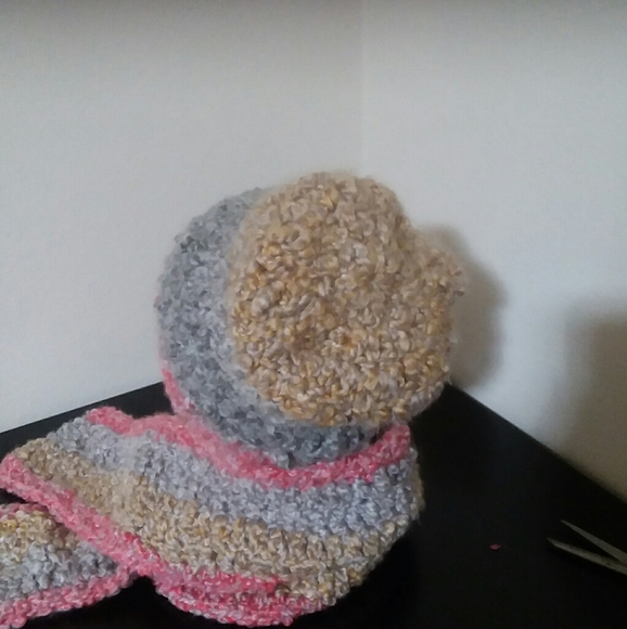 Coral, gray, beige hat and scarf - Picture 3 of 3